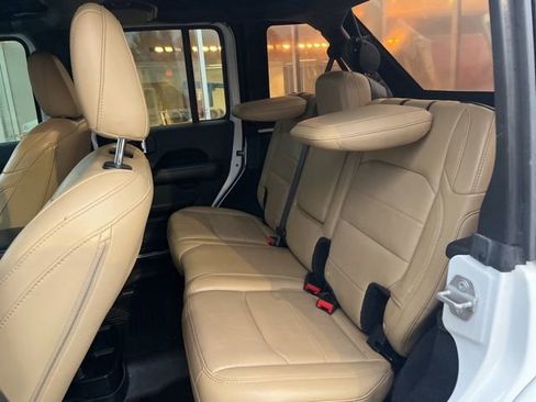 Used 2018 Jeep Wrangler Unlimited Sahara image 30