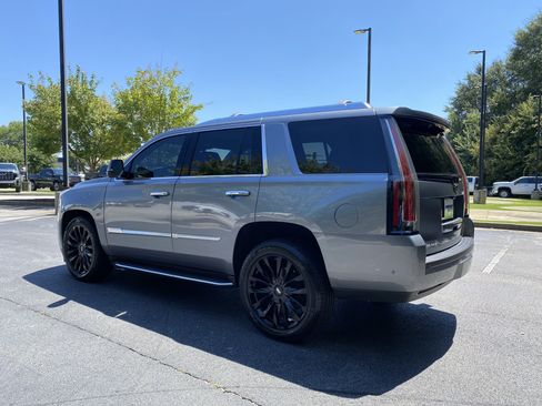 Used 2020 Cadillac Escalade Luxury AWD/4WD image 7