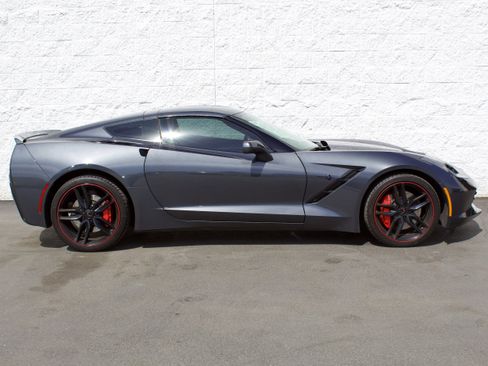 Used 2017 Chevrolet Corvette Stingray Coupe RWD image 5