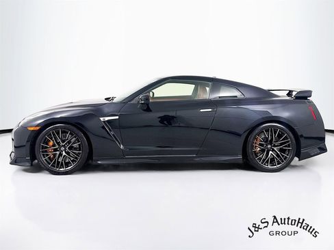 Used 2021 Nissan GT-R Premium image 4