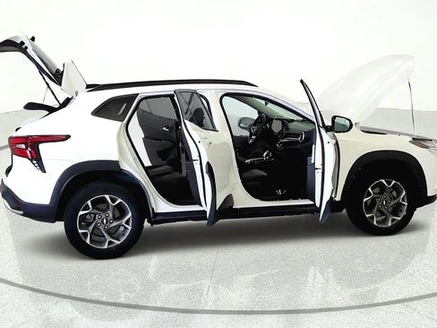 Used 2025 Chevrolet Trax LT w/ Driver Confidence Package FWD image 12