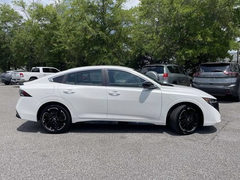 New 2026 Nissan Sentra SR w/ Floor Mat Package FWD image 2