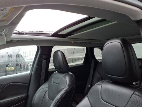 Used 2019 Jeep Cherokee Limited image 18