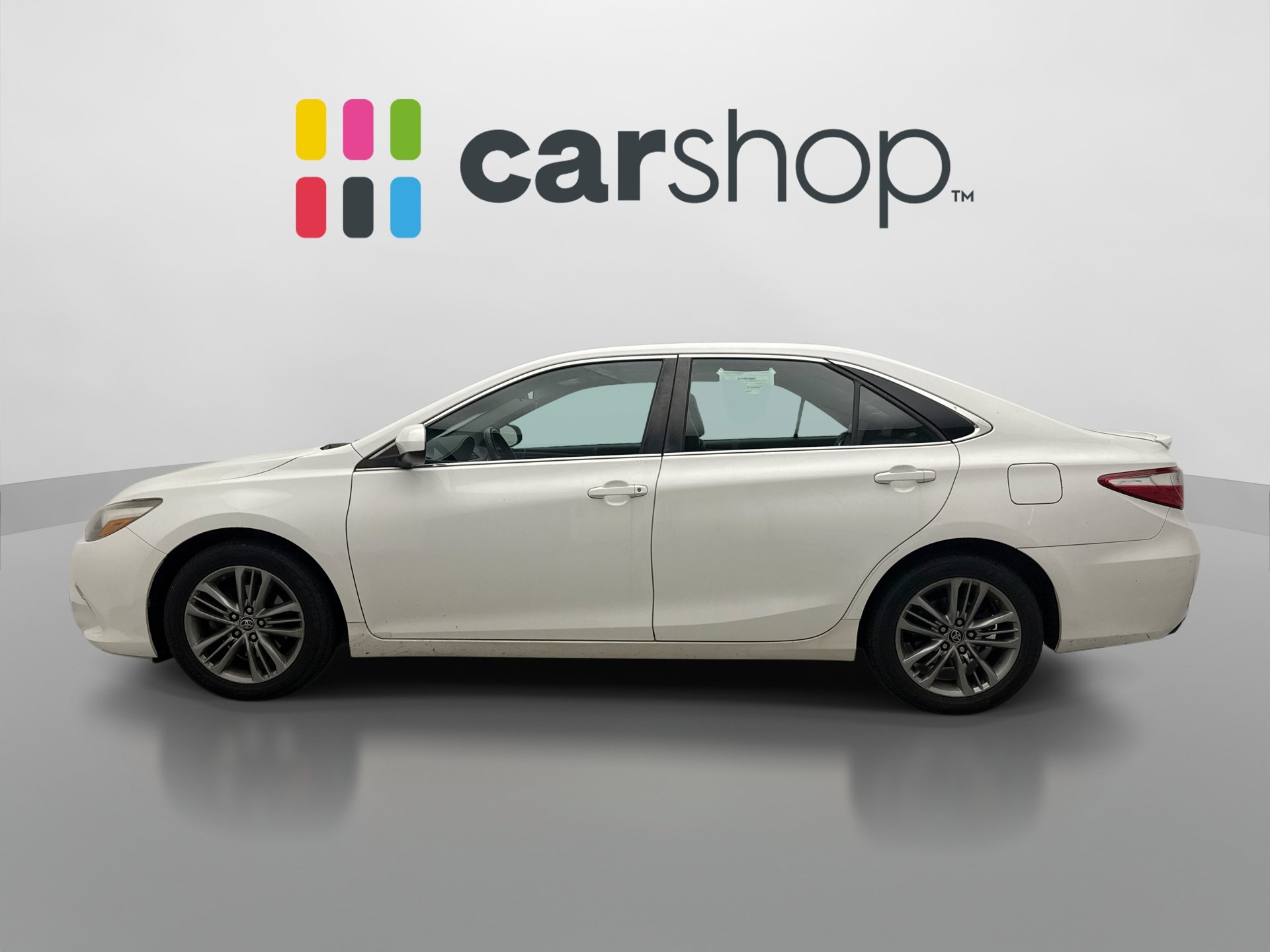 Used 2015 Toyota Camry SE w/ Moonroof Package FWD image 2