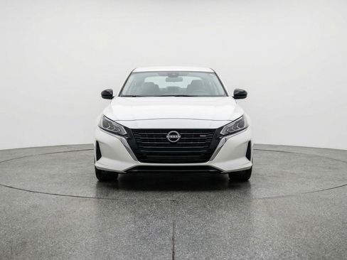 Used 2025 Nissan Altima 2.5 SV FWD image 2
