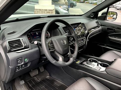 Certified 2025 Honda Passport Black Edition image 18