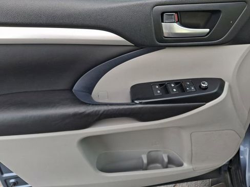 Used 2016 Toyota Highlander XLE image 12