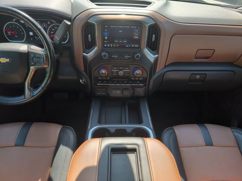 Used 2019 Chevrolet Silverado 1500 High Country w/ Technology Package AWD/4WD image 10