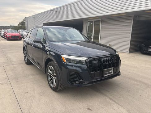 Used 2025 Audi Q7 2.0T Premium w/ Convenience Plus Package image 3