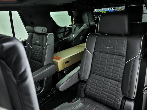 Used 2025 Cadillac Escalade V w/ LPO, ONYX Package image 24