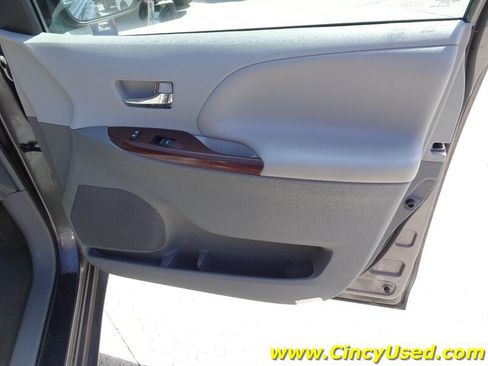 Used 2014 Toyota Sienna XLE FWD image 22