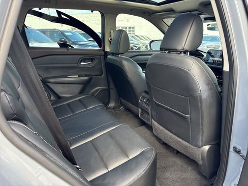 Used 2023 Nissan Rogue SL w/ SL Premium Package image 12