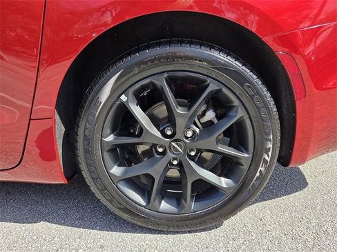 Used 2025 Chrysler Pacifica Limited image 17