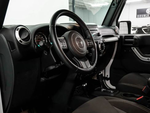 Used 2018 Jeep Wrangler Sahara w/ Connectivity Group AWD/4WD image 2