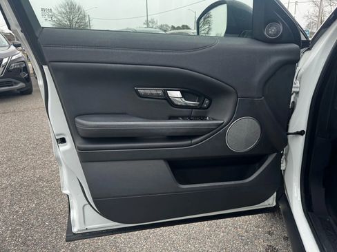 Used 2018 Land Rover Range Rover Evoque SE Premium image 24