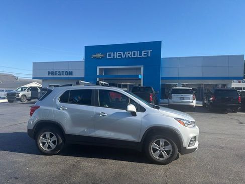 Used 2021 Chevrolet Trax LT w/ Premium Seat Package AWD/4WD image 1