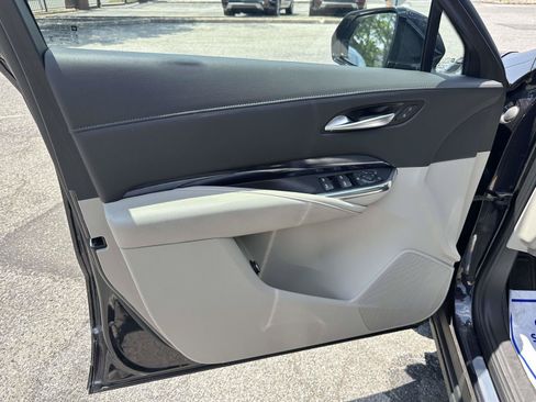 Used 2023 Cadillac XT4 Luxury w/ Cold Weather Package AWD/4WD image 7