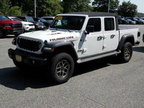Used 2024 Jeep Gladiator Rubicon w/ Technology Group AWD/4WD image 4
