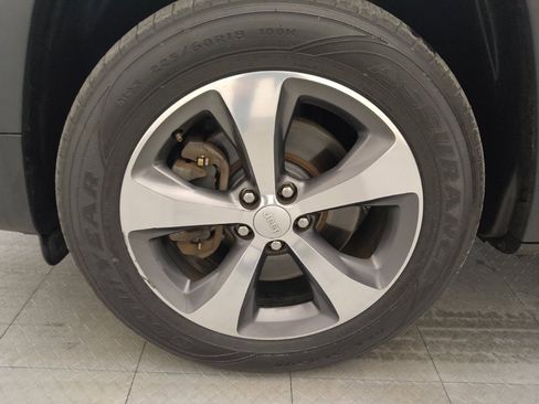 Used 2019 Jeep Cherokee Limited image 31