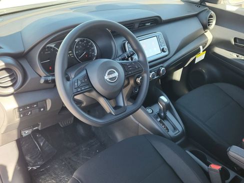 New 2025 Nissan Kicks Play S image 9