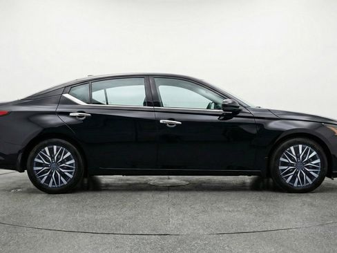 Used 2025 Nissan Altima 2.5 SV image 11