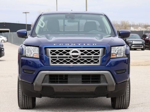 Used 2022 Nissan Frontier SV image 2