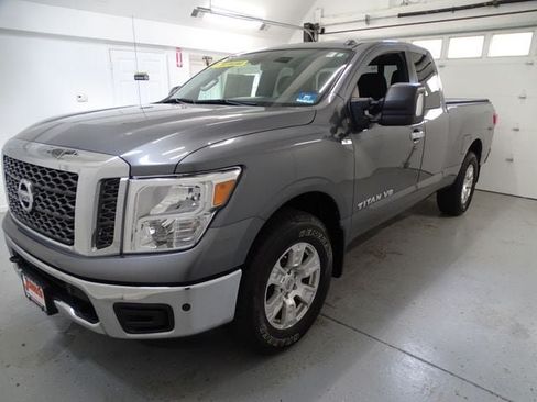 Used 2018 Nissan Titan SV w/ SV Convenience Package AWD/4WD image 18