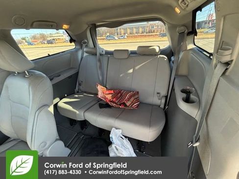 Used 2019 Toyota Sienna L image 12