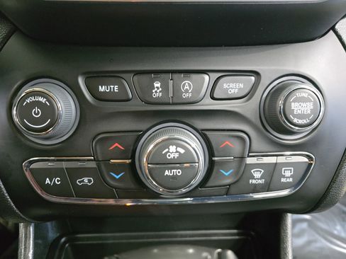 Used 2023 Jeep Cherokee Altitude Lux image 26