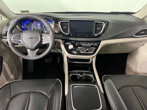 Certified 2024 Chrysler Pacifica Limited image 12