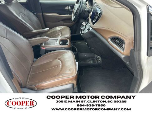 Used 2017 Chrysler Pacifica Limited w/ UConnect Theater Package FWD image 13