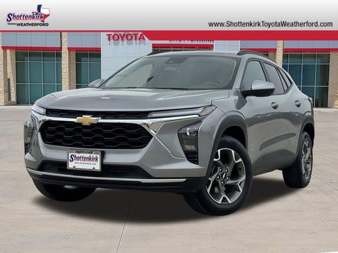 Used 2025 Chevrolet Trax LT w/ Driver Confidence Package FWD image 1