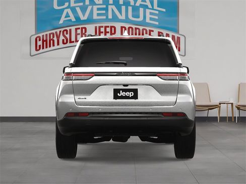 New 2025 Jeep Grand Cherokee Altitude image 8
