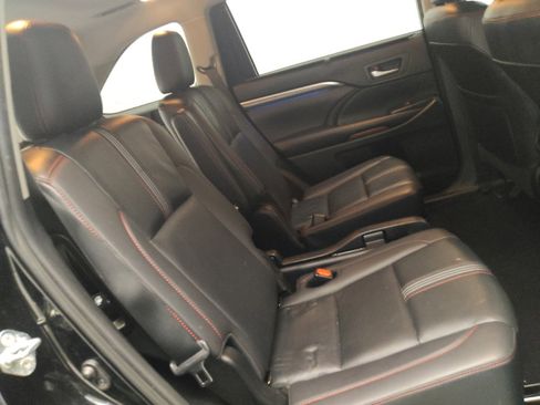 Used 2019 Toyota Highlander SE FWD image 19