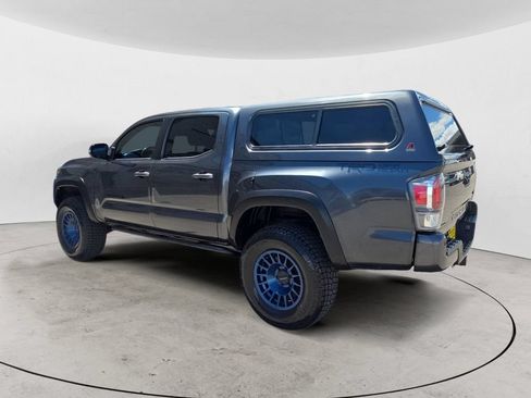 Used 2021 Toyota Tacoma TRD Off-Road w/ TRD Premium Off Road Package AWD/4WD image 3