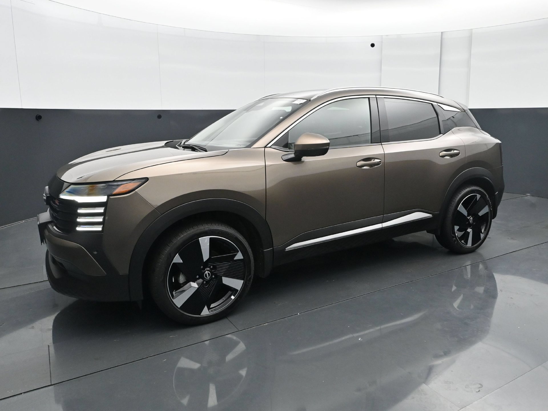 Used 2025 Nissan Kicks SR w/ SR Premium Package AWD/4WD image 2