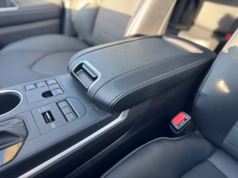 Used 2025 Toyota Highlander XLE image 19