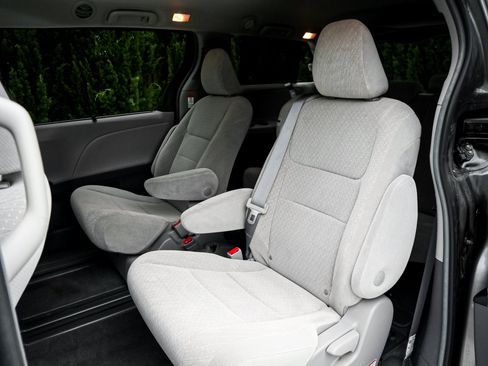 Used 2018 Toyota Sienna LE FWD image 8