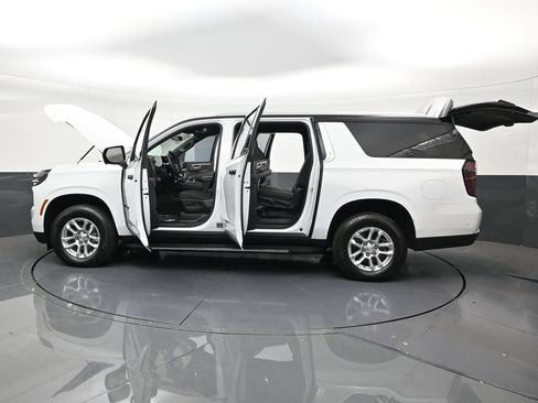 Used 2025 Chevrolet Suburban LS RWD image 29