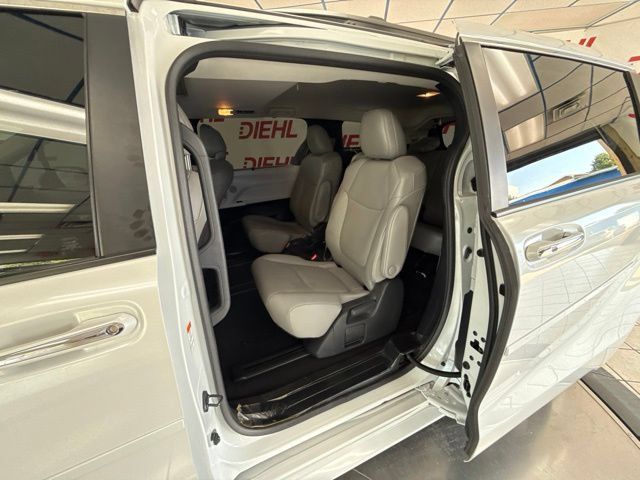 Used 2025 Toyota Sienna XLE w/ XLE Plus Package FWD image 47