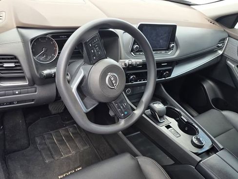 Used 2023 Nissan Rogue SV image 4