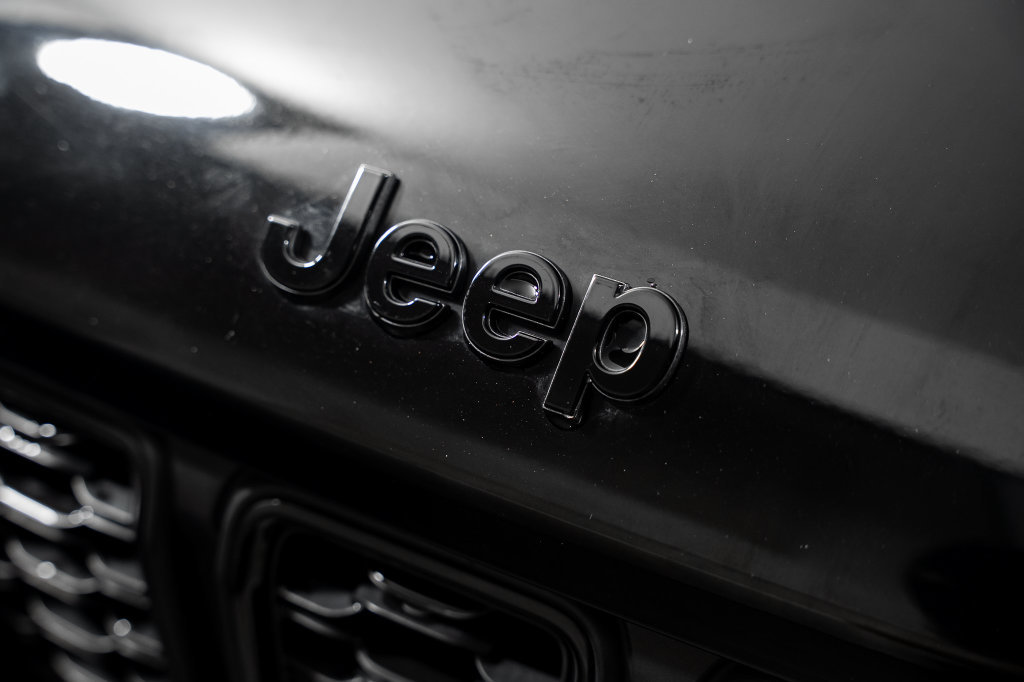Used 2023 Jeep Grand Cherokee Limited w/ Black Appearance Package AWD/4WD image 21