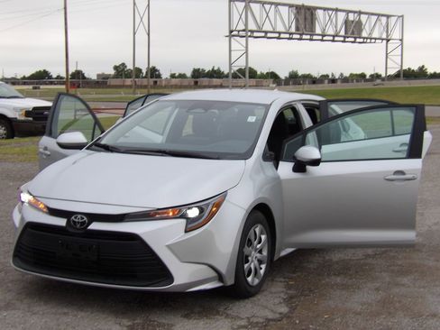 Used 2025 Toyota Corolla LE FWD image 24