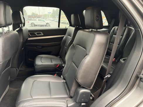 Used 2017 Ford Explorer XLT w/ Equipment Group 202A AWD/4WD image 12