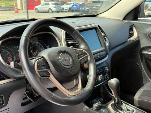 Used 2015 Jeep Cherokee Latitude w/ Cold Weather Group AWD/4WD image 18