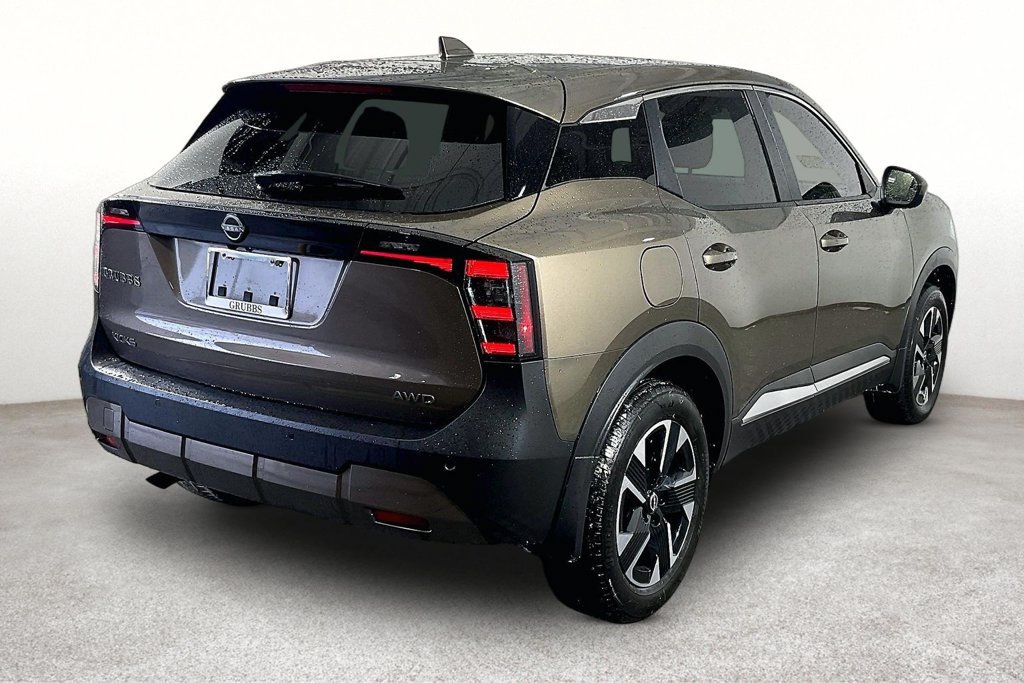 Used 2025 Nissan Kicks SV AWD/4WD image 2