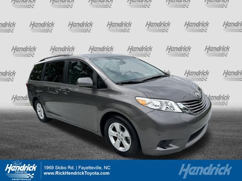 Used 2016 Toyota Sienna LE FWD image 1