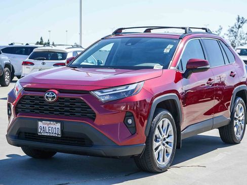 Used 2022 Toyota RAV4 XLE Premium image 3