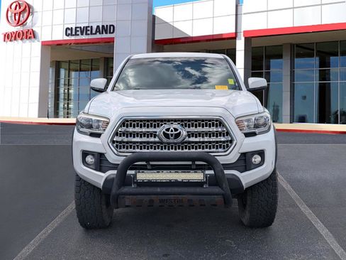 Used 2017 Toyota Tacoma TRD Off-Road w/ Tow Package (A/T) image 3