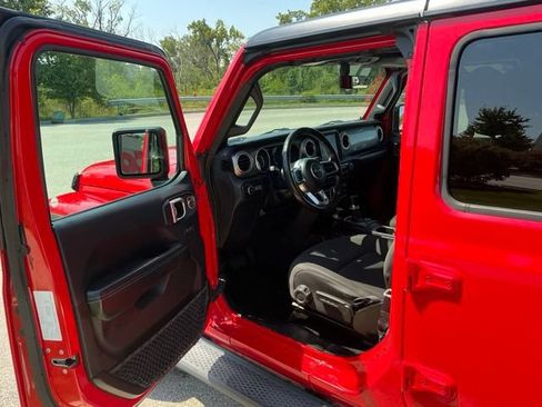 Used 2018 Jeep Wrangler Unlimited Sahara w/ Uconnect 4C Nav & Sound Group AWD/4WD image 16